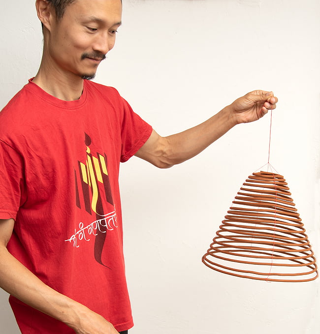 【送料無料・5個セット】ベトナムの渦巻きお香 - 35cm 7 - サイズ比較のために手に持ってみました