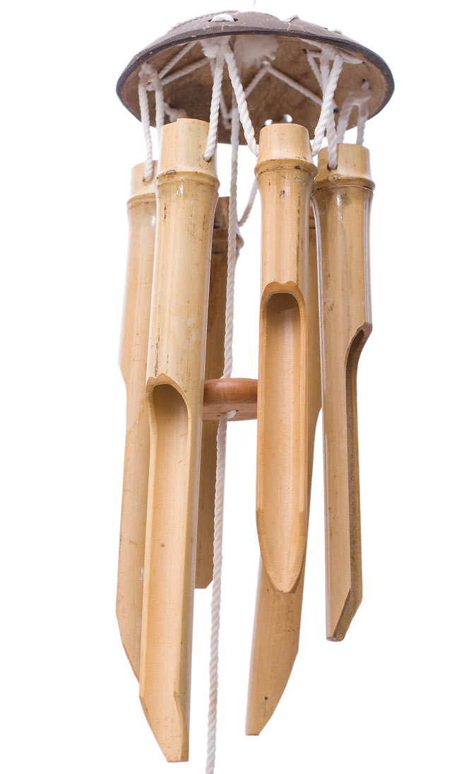 竹とココナッツの風鈴（中サイズ） 3 - 真横から見てみました。竹筒の長さに変化をつけてありますので、カラフルな音色が鳴ります。