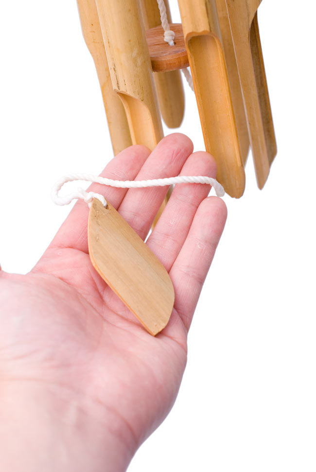 竹とココナッツの風鈴（中サイズ） 5 - 先端には竹の取っ手がぶら下げられています。