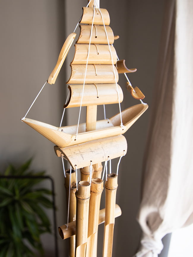 竹の風鈴　帆船 4 - ナイロン紐で繋がれていますので、多少強い風が吹いても安心です。