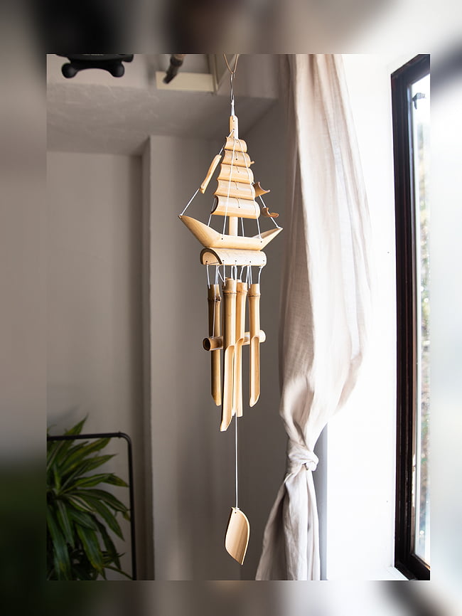 竹の風鈴　帆船の写真1枚目です。ベトナムならではの竹の風鈴です。船の形の珍しいデザイン。バンブーチャイム,ウインド チャイム,ドアベル,風鈴,ウィンドチャイム,竹,バンブーチャイム